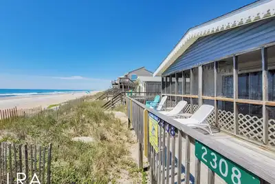 Image de Tan-N-Sand - Entrancing Oceanfront View, Traditional Beach Cottage, Animaux acceptés