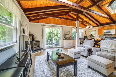 Image de Bord de l'eau Newbury Cottage w \/ Deck par le lac Sunapee!