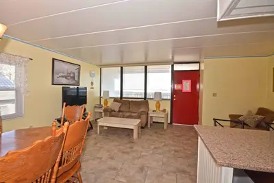 Image de Spacieux condo de 3 chambres au décor chaleureux, beau carrelage au sol, parking pour deux voitures et WiFi situé dans le centre-ville et à seulement une minute de la plage!