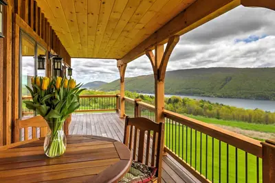 Image de Naples Cabin w / Large pont enveloppant et vue sur le lac!