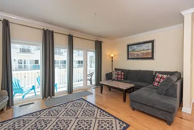 Image de Maison de ville élégante et luxueuse de 4 chambres avec piscine extérieure, Wi-Fi gratuit, un garage et une vue magnifique sur la baie située au centre-ville et à seulement deux pâtés de maisons de la plage!