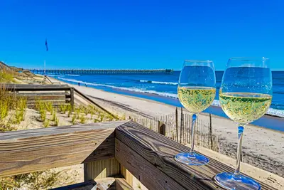 Image de Tak It Ezy - Rénové Oceanfront Home avec projeté dans le pont