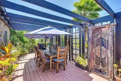 Image de Eclectic 3br Benicia Boho-Style Home w / Mtn Views!