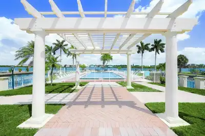 Image de Brand New - Plage privée sur Siesta Key, Sunrises Bay, piscines chauffées \/ Hot tub, Tennis, Fitness, WiFi