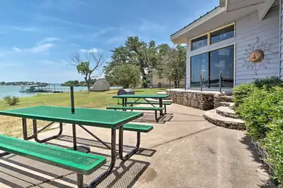 Image de Spacieux Waterfront Highland Lakes Home w \/ Patios!