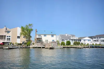 Image de Belle maison de luxe modernisée de quatre chambres située près de la baie avec sauna, quai pour bateaux et WiFi à quelques rues de la plage!