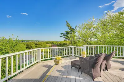Image de Gloucester Beach Home w \/ Vues sur l'océan!