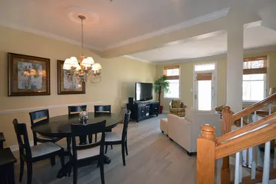 Image de Maison de ville luxueuse et confortable avec 5 chambres, 2 salles de bains, piscine privée et restaurant, et plus à seulement dix minutes de la plage!
