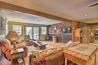 Image de Lakefront Deer River Appt w / Dock, Fire Fire & Patio!
