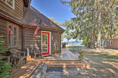 Image de «Chalet Manitou» au bord du lac près de Dwtn Suttons Bay!
