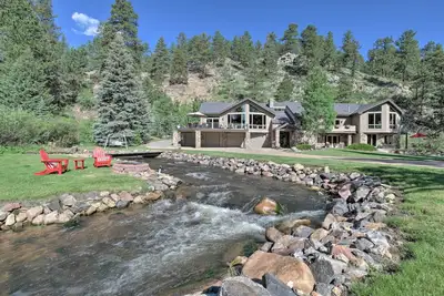 Image de Superbe Evergreen Mountain Home sur Private Stream