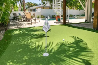 Image de Peace N Paradise près de la plage avec une piscine privée. Superbe location!