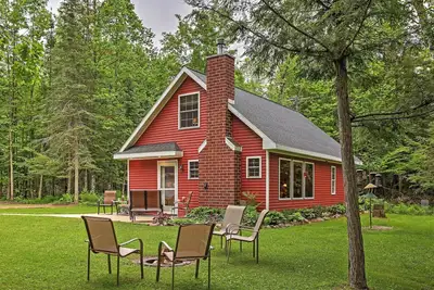 Image de Birnamwood Cottage w / Deck & River Views!