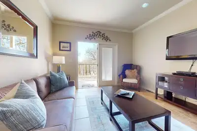 Image de condo à couper le souffle dans Gruene, surplombant la rivière Guadalupe magnifique!
