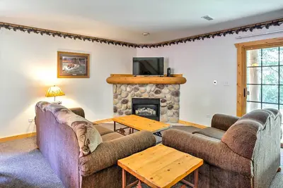 Image de 2br North Utica Townhouse w \/ 2 cheminées!