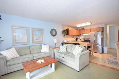 Image de Condo 1 bloc océan confortable et confortable avec connexion Wi-Fi gratuite et décoration élégante situé dans le centre-ville à quelques pas de la plage!