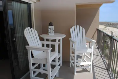 Image de Spacieux, confortable condo de 2 chambres en bord de mer idéal pour les familles avec enfants; a WiFi gratuit et fantastique vue sur l'océan situé au centre-ville à quelques pas de la plage!