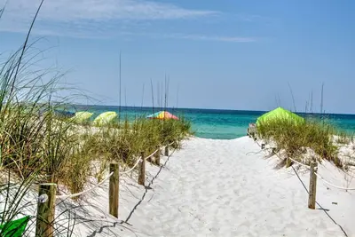 Image de Condo sur la plage - vue sur le golfe! - 2 piscines - À quelques pas de la plage - Tennis - Wifi