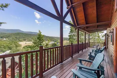Image de Smoky Mtn Haven ~ Vues sur la Montagne! Spa, Salle de Jeux Avec Table de Billard et Arcade, Piscine Communautaire Saisonnière!