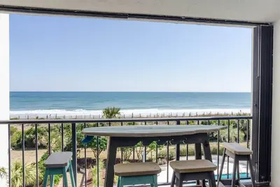 Image de Condo aménagé avec goût avec vue sur l'océan avec piscine et courts de tennis