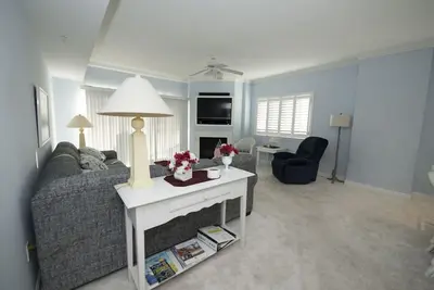 Image de Magnifique condo de luxe de 3 chambres avec connexion Wi-Fi gratuite et une piscine extérieure sur le toit à quelques pas de la plage!