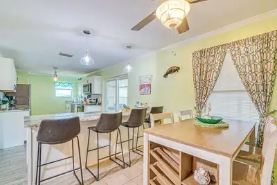 Image de Waterfront Hernando Beach Home w \/ Dock & Hot Tub!