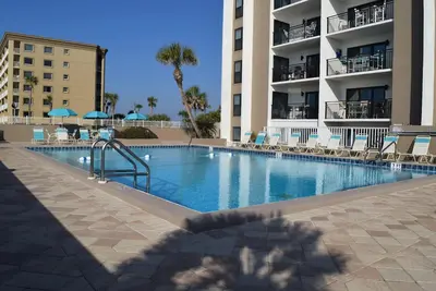 Image de Secondes de la piscine avant golfe et la plage. Désolé, pas d'animaux.