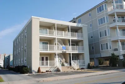 Image de Spacieux mais confortable condo de 3 chambres avec WiFi gratuit et balcon situé au centre de l'océan, à quelques pas de la plage!