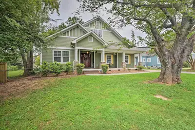 Image de Charlotte Home w / Deck dans le district de NoDa - Près de l'Unc!