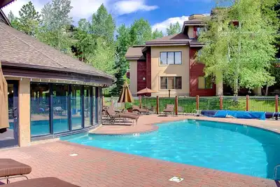 Image de Offres d'été! Piscine, Bain à remous, Ascenseur, Tennis, Fire Fire, Grills, Marchez jusqu'à Mtn, Balcon - Réaménagement récent