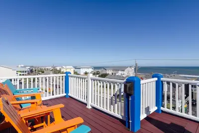 Image de Vue imprenable sur l'océan de ce duplex avec terrasse sur le toit de baignade