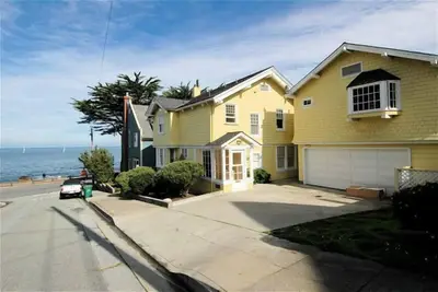 Image de 3119 Yellow House Guest ~ Presque en bord de mer! Marchez jusqu'Ă Aquarium & Cannery Row!