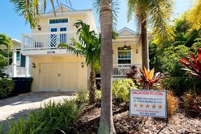 Image de Palm Villa - un 3 chambres, 3 salles de bain maison w / piscine chauffée - Animaux acceptés!