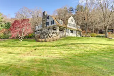 Image de \"Les Boulders\" Astounding 8br Chambre le 25 Acres w \/ 500 pieds du lac Waramaug Waterfront - Parfait pour les réunions de famille, séparée 7 Chambre Accueil & Cottages disponible sur place!