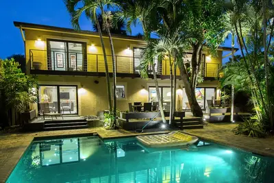 Image de Paradis luxuriant de deux étages moderne avec piscine privée - seulement 10 minutes de la plage