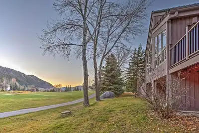 Image de Lavish Avon Duplex Home w \/ Views on Golf Course!