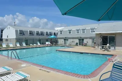 Image de Maison de ville pittoresque et spacieuse avec 2 chambres, connexion Wi-Fi gratuite et piscine extérieure située au centre-ville, à côté de la baie et à seulement trois pâtés de maisons de la plage!