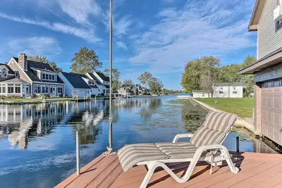 Image de Waterfront Syracuse Home w / Deck, Fire Pit & Kayaks