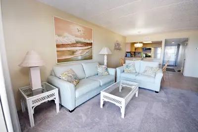 Image de Condo agréable et confortable de 2 chambres en bord de mer avec WiFi gratuit, style impeccable et une vue imprenable sur l'océan situé au centre-ville et à quelques pas de la plage!