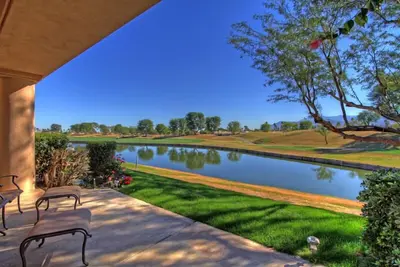 Image de Belle propriété sur terrain de golf avec vue sur l'eau et la montagne Lq111