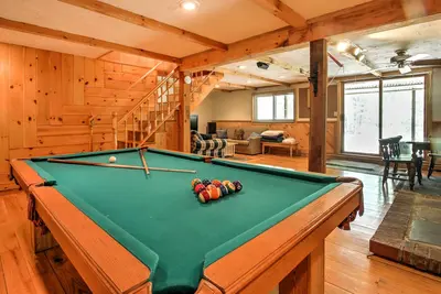 Image de Maison de ville Bartlett avec salle de jeux, terrasse et accès à la piscine!