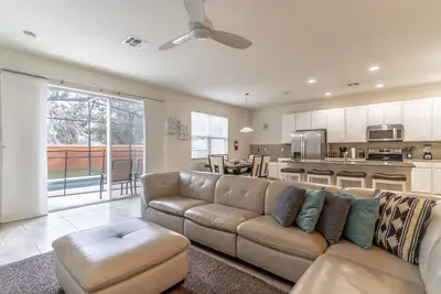 Image de N'attendez pas, réservez l'été maintenant. Bonne affaire pour ce Townhome de grande taille avec piscine privée