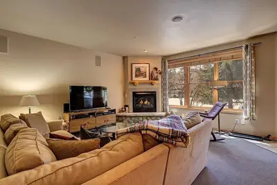 Condo au rez-de-chaussée près de Main St à Breckenridge! Spa privé, spacieux, espace fitness!