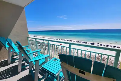 Image de Pelican Isle 609: décoration moderne au dernier étage avec la chambre principale sur la plage