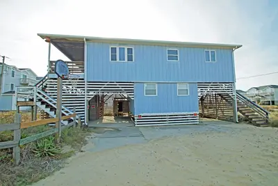 Image de 4 Chambre, 3 Bains, but de basket-ball et seulement 3 maisons de la plage! Wifi