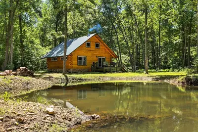 Image de Lyndhurst Log Cabin à la ferme avec étang + ruisseau stocké!
