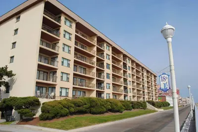 Image de Adorable, spacieux condo de 2 chambres en bord de mer avec WiFi gratuit et une vue imprenable sur l'océan situé directement sur la promenade!