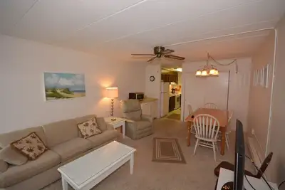 Image de Condo intime et intime avec une chambre, une connexion Wi-Fi gratuite et une piscine extérieure, situé dans le centre-ville, à proximité des commerces et d'un cinéma sur le bloc de l'océan à quelques pas de la plage!