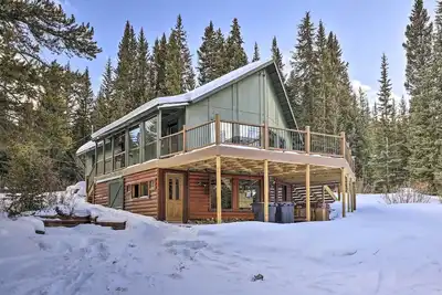 Cabine Breck isolée avec bain à remous, ~ 3 mi. à la rue principale!