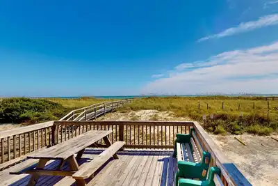 Image de Oceanfront Home, Boardwalk privé à la plage, N Carolina Beach Avenue, parfait pour une famille de 12